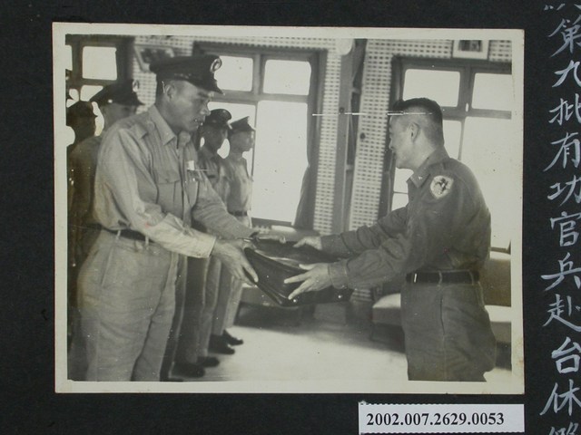 彭指揮官主持第九批有功官兵赴臺休假贈紀念品 (共2張)