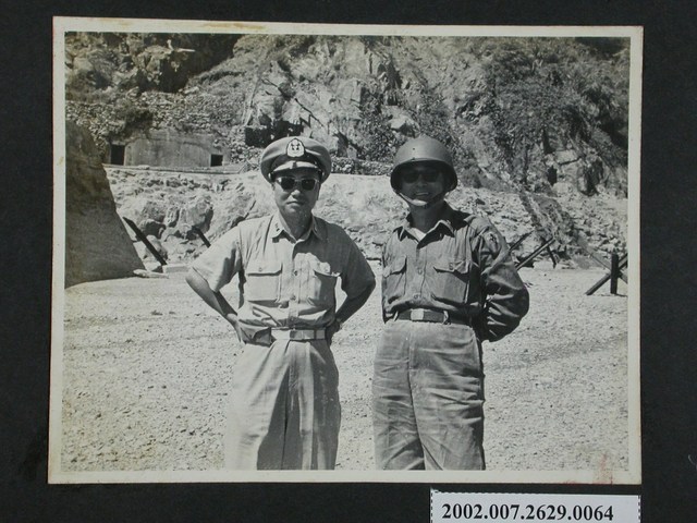 彭指揮官陪同海軍六二部隊指揮官崔之道中將視察 (共2張)