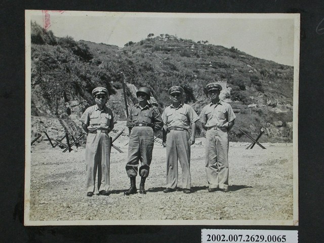 彭指揮官陪同海軍六二部隊指揮官崔之道中將視察 (共2張)