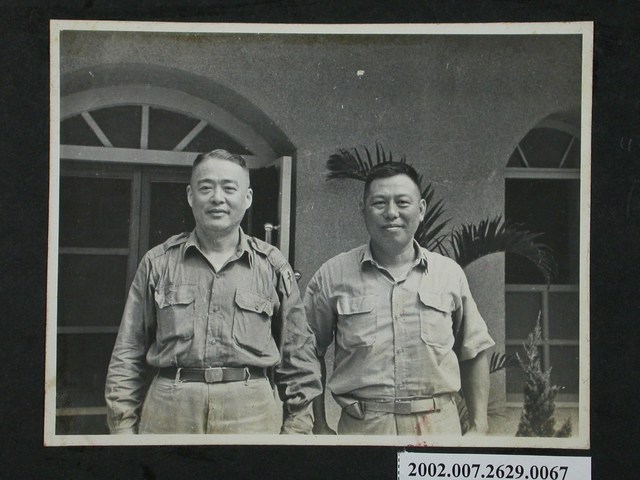 彭指揮官與一名軍人合影 (共2張)