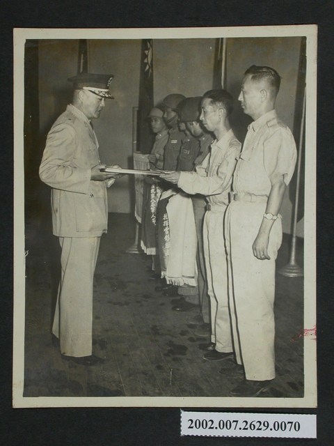 彭指揮官於國慶大會頒獎 (共2張)