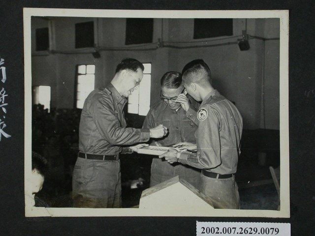 彭指揮官看獎球 (共2張)