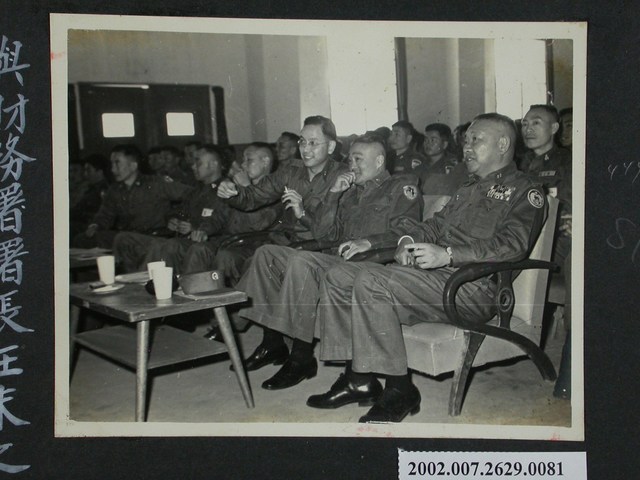 彭指揮官與財務署長王末之中將看開獎 (共2張)