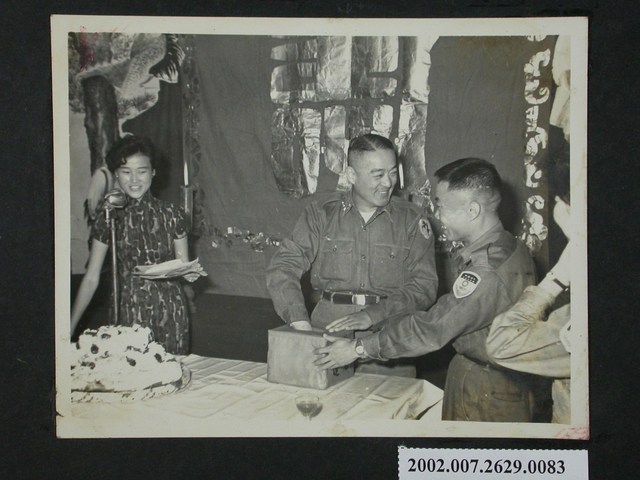 彭指揮官主持十月分官兵慶生會摸獎 (共2張)