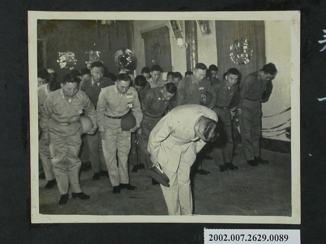 彭指揮官帶領軍士拜壽 (共2張)