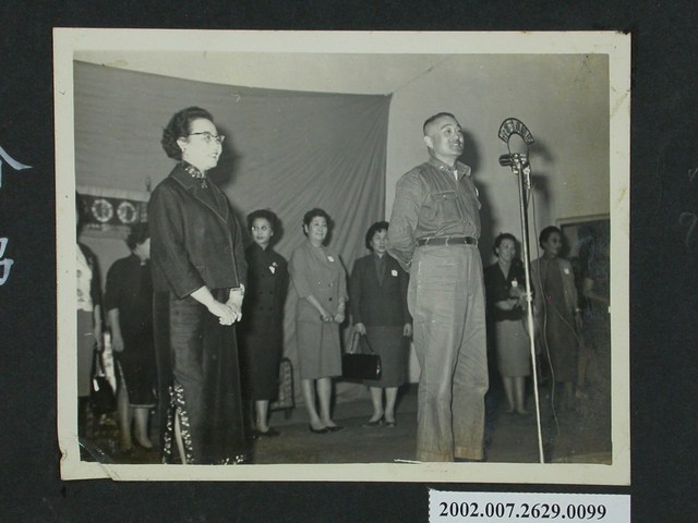 彭指揮官介紹中華婦女各界勞軍團代表 (共2張)