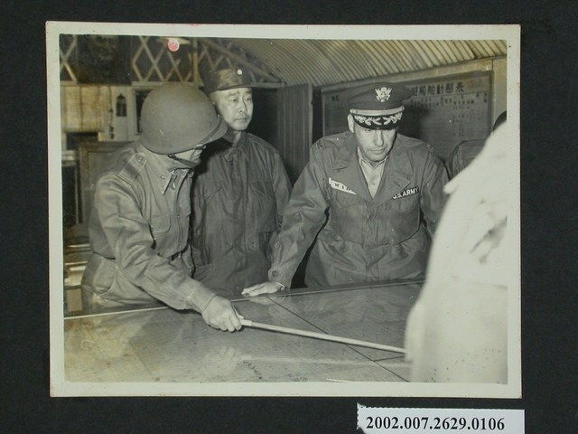 美軍顧問團助理參謀長華德上校參觀作戰中心 (共2張)