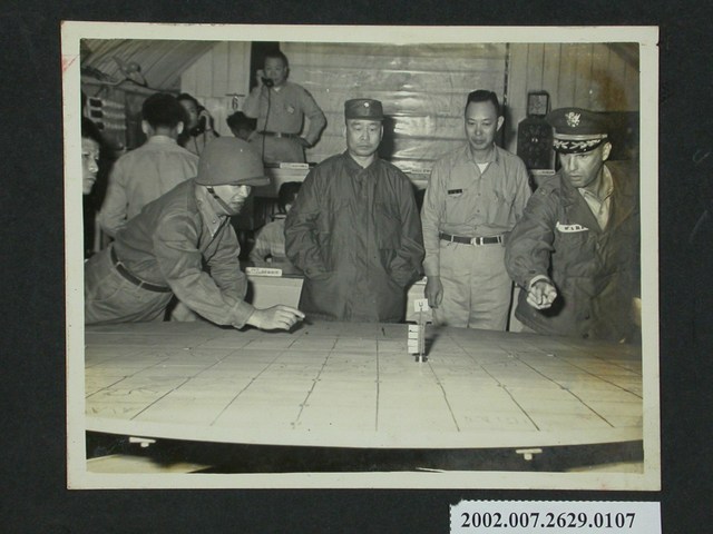 美軍顧問團助理參謀長華德上校參觀作戰中心 (共2張)