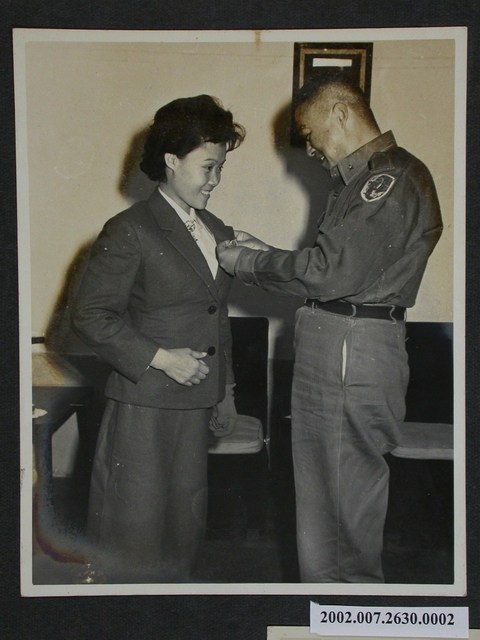 彭指揮官為反共義胞梁雪麗別胸章 (共2張)