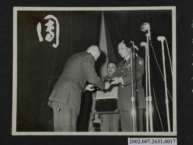 陸光及海光樂隊聯合演出團長尹殿甲少將致贈紀念品 (共2張)