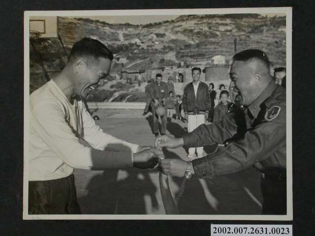 彭指揮官頒發精神錦旗予老中興隊 (共2張)