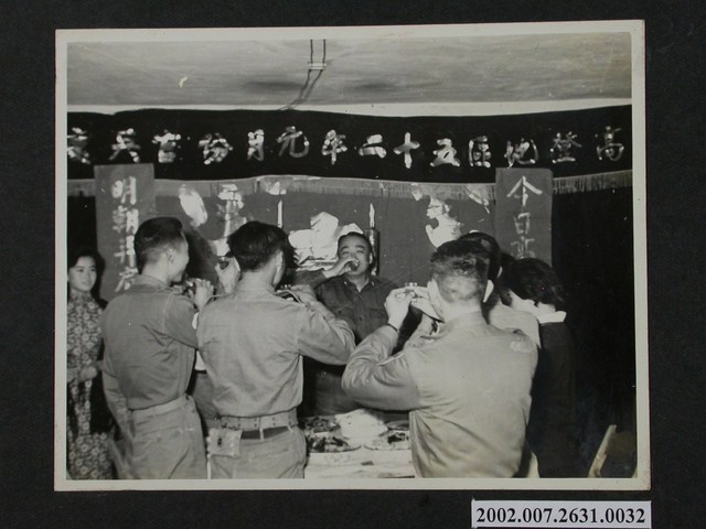 彭指揮官舉杯祝福壽星 (共2張)