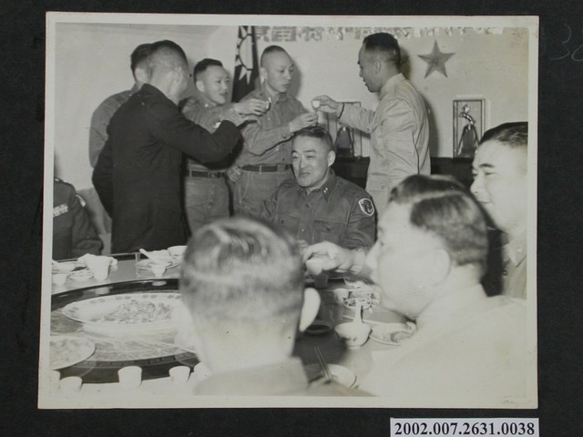 彭指揮官接受副指揮官安上校敬酒 (共2張)