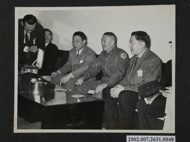 臺灣省進出口商蒞馬勞軍團長林溪圳與彭指揮官敘話 (共2張)
