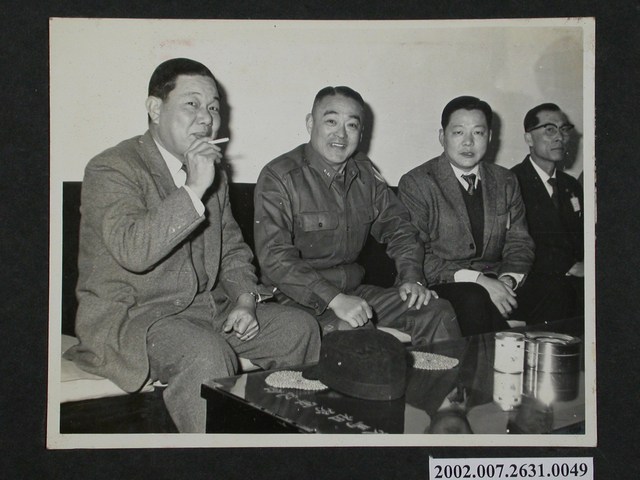 臺灣省進出口商蒞馬勞軍團長林溪圳與彭指揮官敘話 (共2張)
