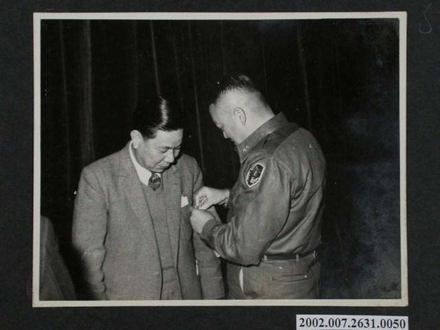 彭指揮官為臺灣省進出口商蒞馬勞軍團長林溪圳佩掛紀念章 (共2張)