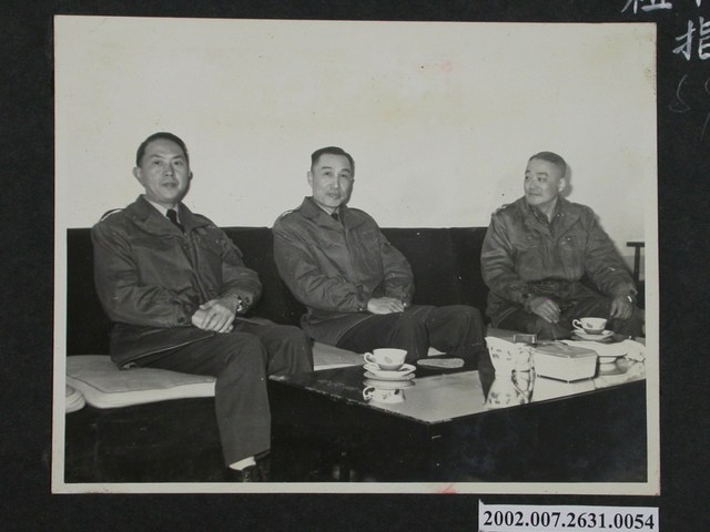 彭指揮官陪同副參謀總長唐守治上將於會客廳休息 (共2張)