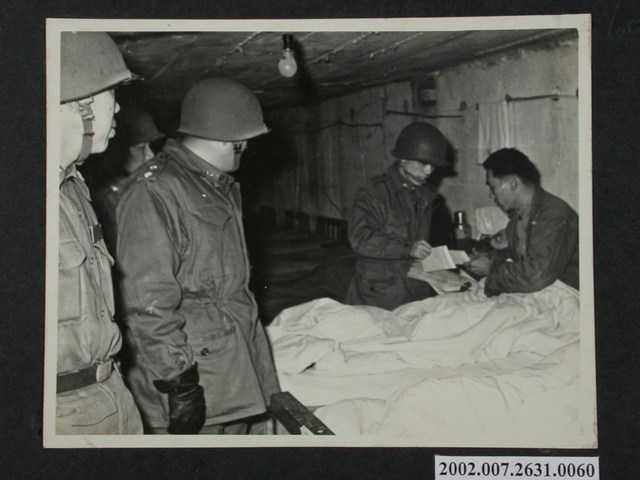 彭指揮官偕同主任徐上校於春節赴陸軍醫院慰問傷患 (共2張)