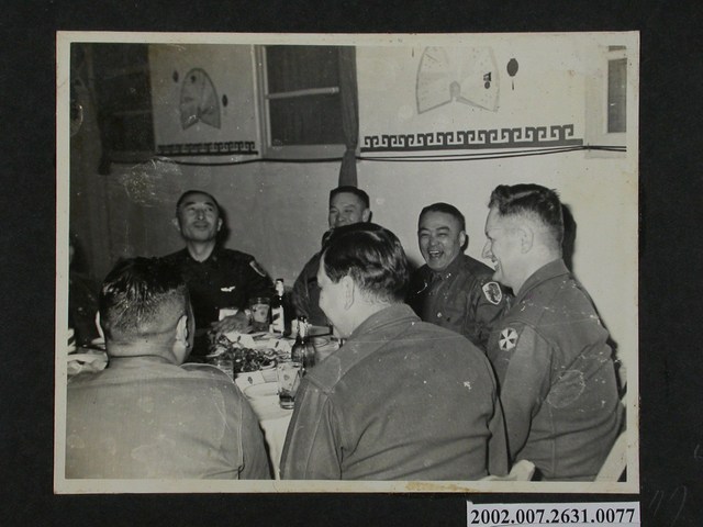 彭指揮官於席間與軍官們敘話 (共2張)