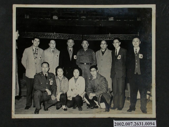 彭指揮官與臺大教授及同學合影 (共2張)