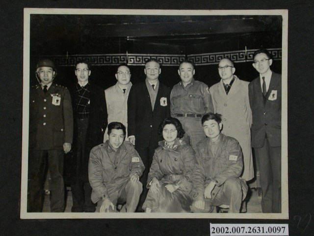 彭指揮官與成大政大教授同學及在本部服役預官合影 (共2張)