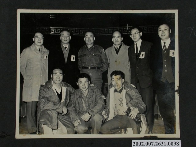 彭啟超指揮官與成大政大教授同學及在本部服役預官合影 (共2張)