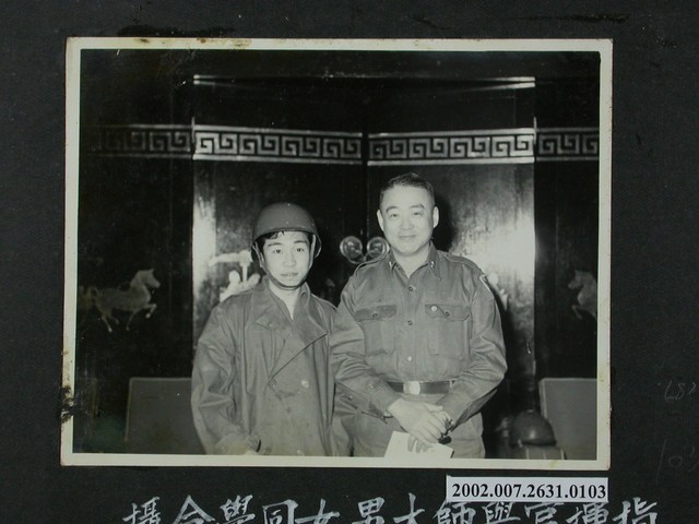 彭指揮官與師大男同學合影 (共2張)