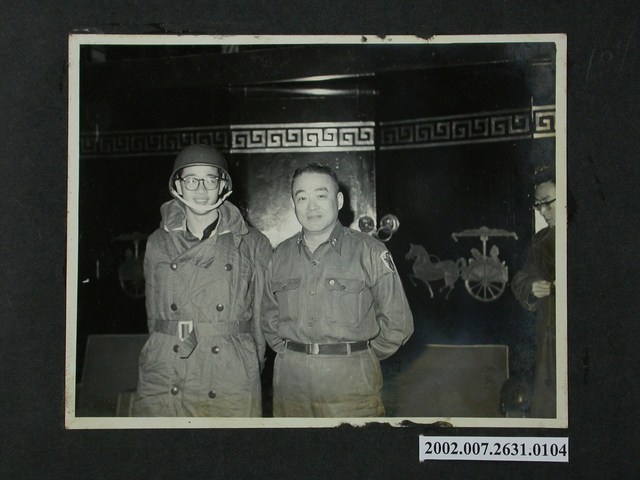 彭指揮官與師大男同學合影 (共2張)
