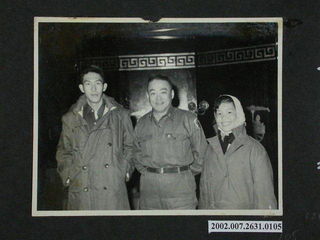 彭指揮官與師大司徒麗華等同學合影 (共2張)