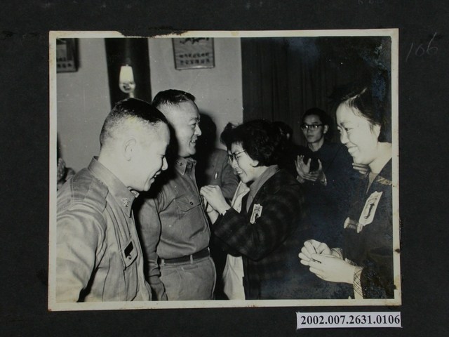 女生代表為彭指揮官佩掛團徽 (共2張)