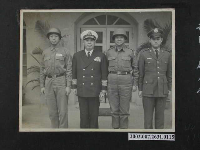 拜會彭指揮官後與本部陳少尉合影 (共2張)