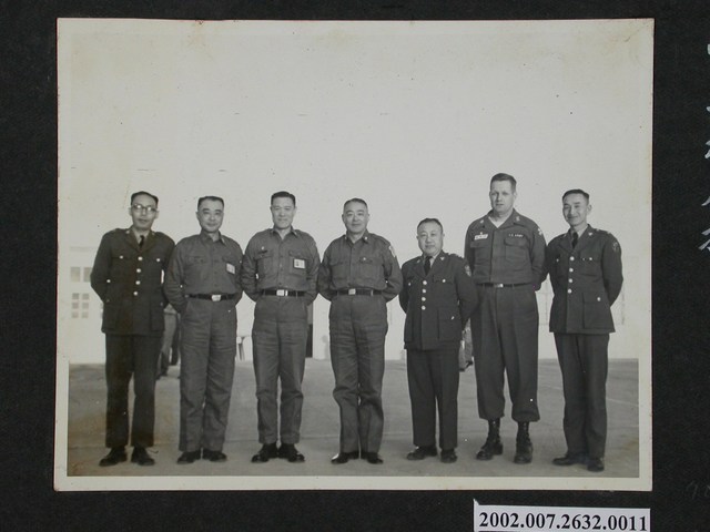 彭指揮官與總部政治教育抽考小組王鳳嶠上校等人合影 (共2張)