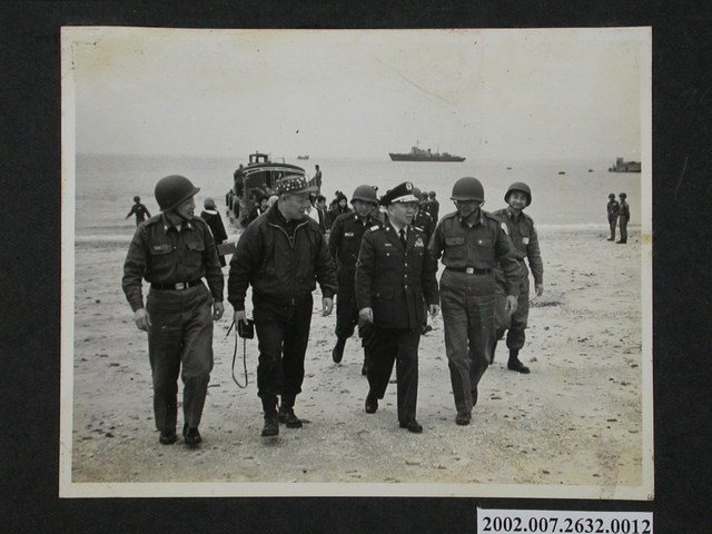 彭指揮官於碼頭歡迎空軍總部52年春節勞軍團蒞馬 (共2張)