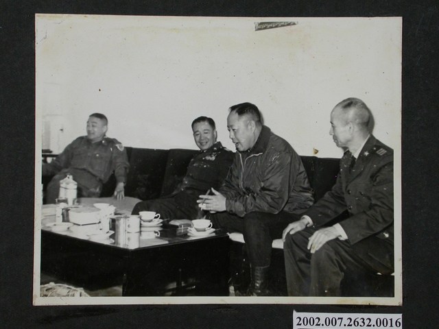 團長董明德中將拜會彭指揮官 (共2張)