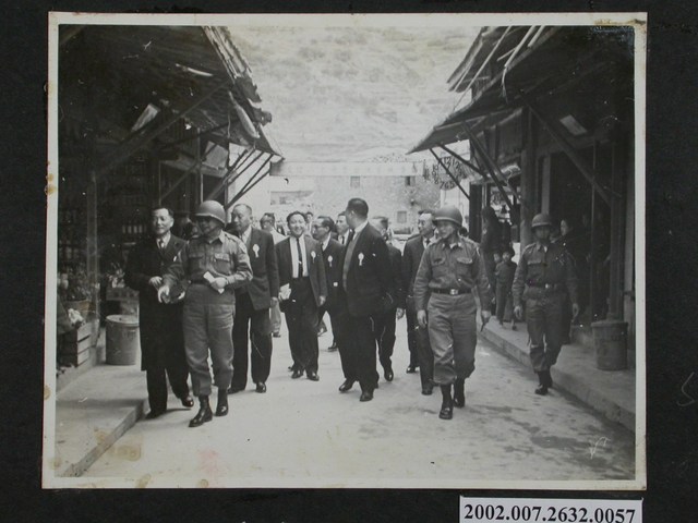 彭指揮官陪同參觀山隴街 (共2張)