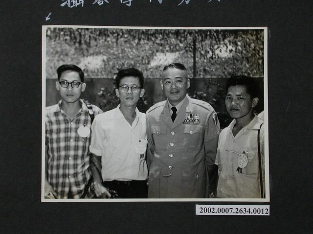 彭指揮官與國立政治大學新聞系前線訪問團男同學合影 (共2張)