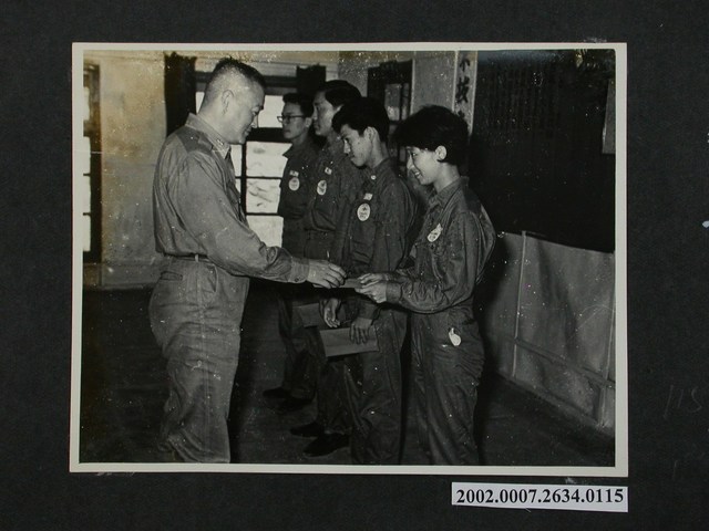 彭指揮官頒發獎品 (共2張)