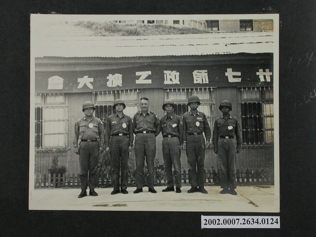 彭指揮官與榮譽代表合影 (共2張)