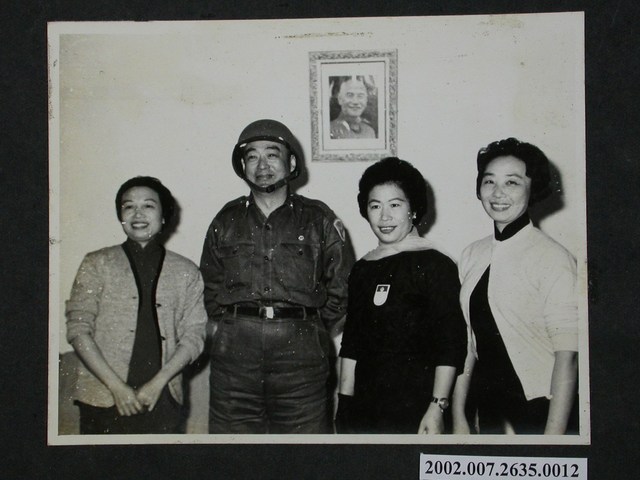 彭指揮官與勞軍組長等合影 (共2張)
