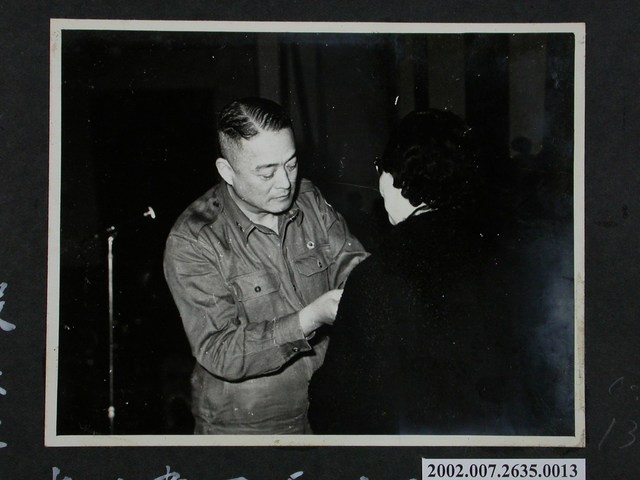 彭指揮官為皮以書團長別紀念章 (共2張)