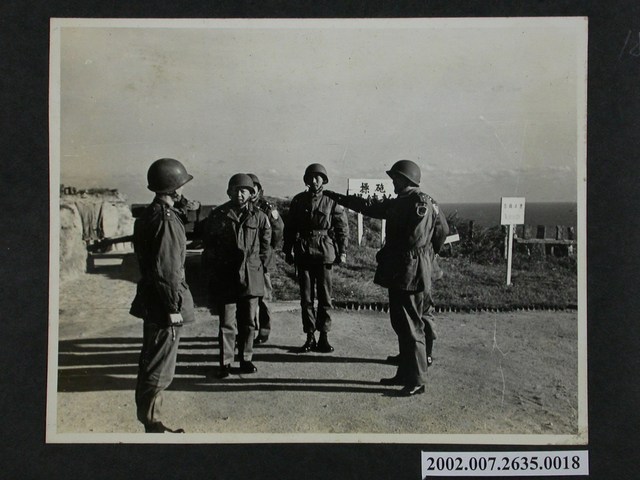 巡視炮兵陣地 (共2張)