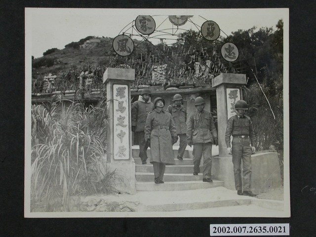 彭指揮官巡視防砲部隊 (共2張)