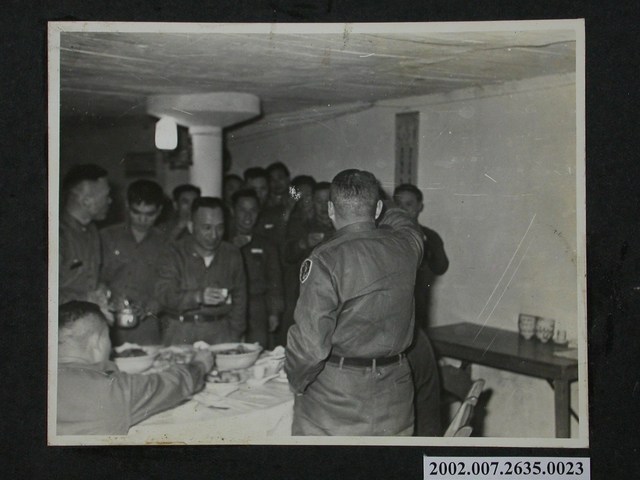 彭指揮官與官兵會餐 (共2張)