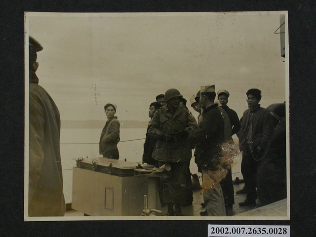 彭指揮官聽艦長報告海上情況 (共2張)
