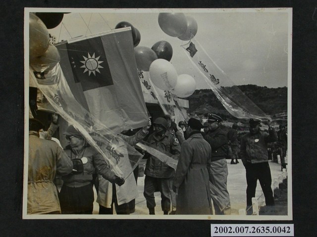 帶領各國駐華記者訪問團施放氣球 (共2張)