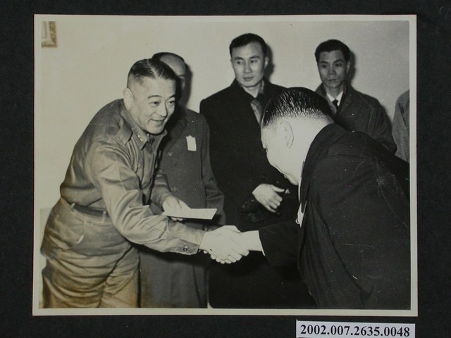 臺灣省進出口商春節勞軍團向彭指揮官呈獻禮單 (共2張)