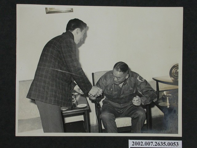 政大新聞系勞軍團呈獻紀念品 (共2張)