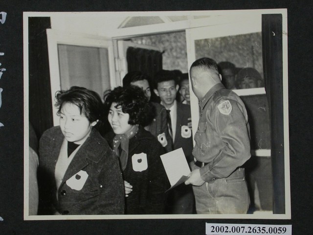 印尼歸國僑生聯誼會春節前線勞軍團拜會彭指揮官 (共2張)