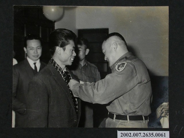 替印尼歸國僑生聯誼會春節前線勞軍團佩戴紀念章 (共2張)