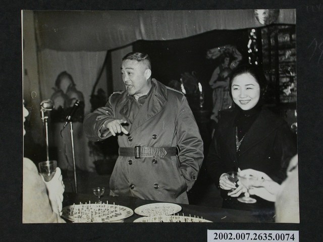 壽星們向徐露小姐敬酒 (共2張)